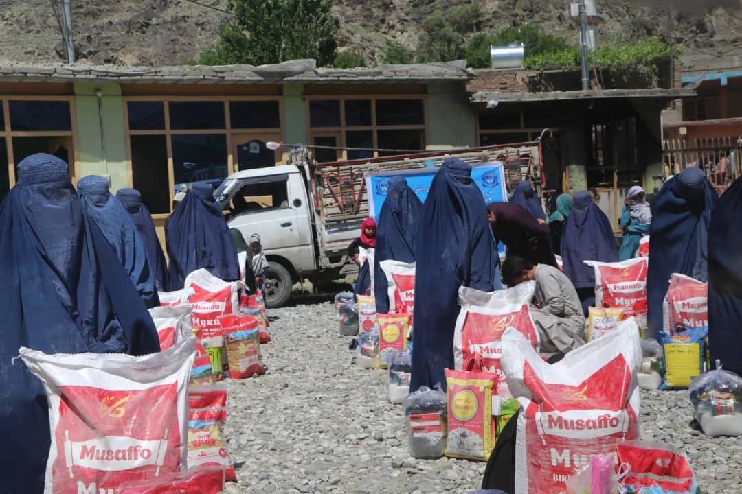 Supporting families with emergency food aid.